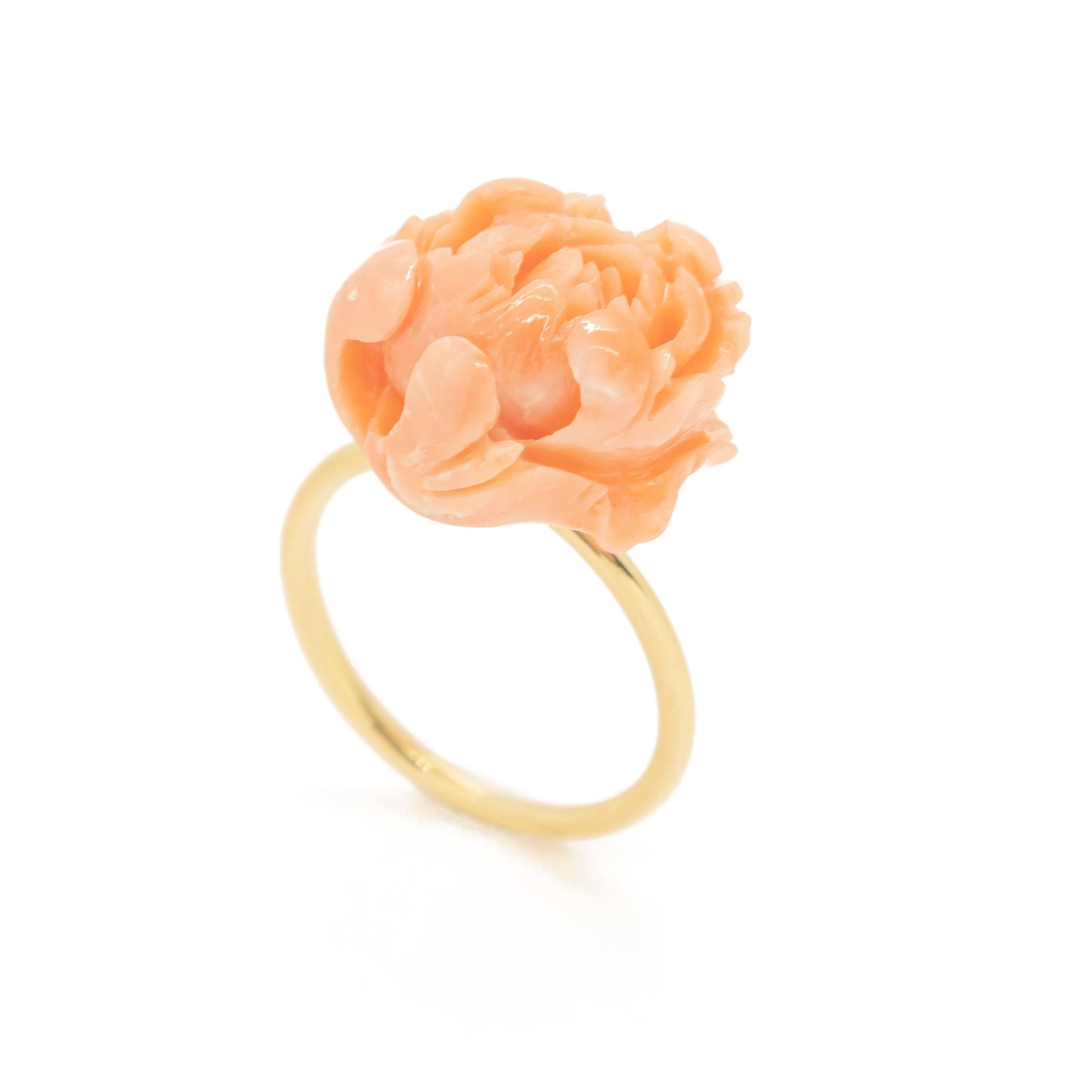 Bague cocktail déco en or jaune 18 carats avec fleur sculptée en corail rose Intini Jewels en vente 3