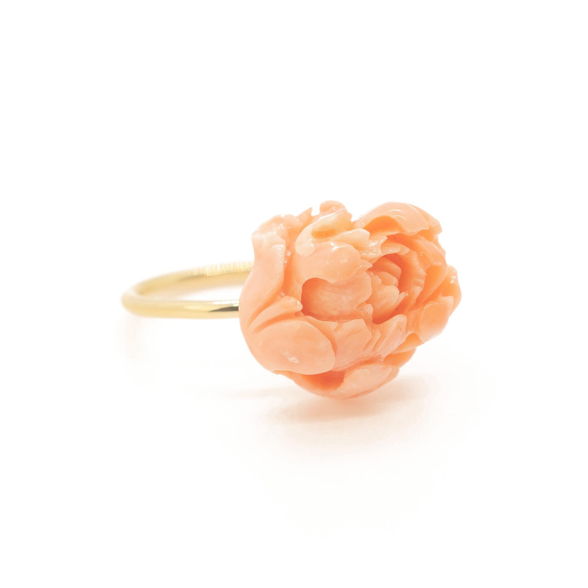 Bague cocktail déco en or jaune 18 carats avec fleur sculptée en corail rose Intini Jewels en vente 4