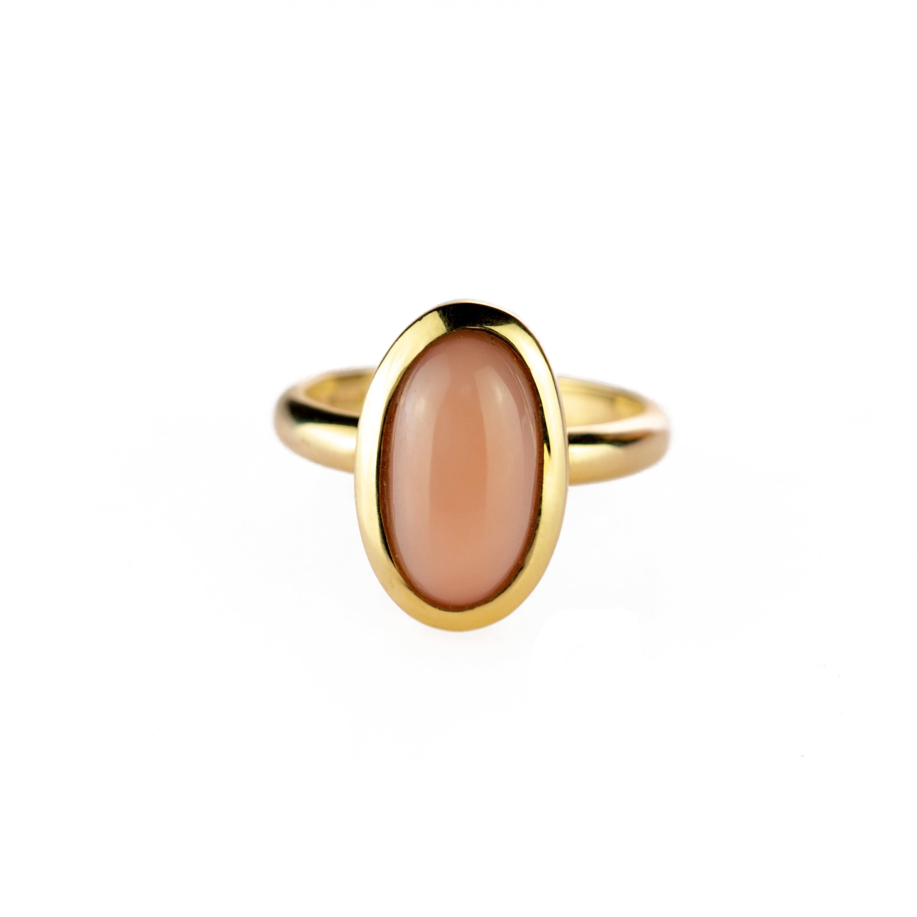 Pink Coral Central Oval Cabochon 18 Karat Yellow Gold Craft Cocktail Ring In New Condition For Sale In Milano, IT