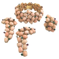 1960er Jahre Armband, Ohrringe und Ring, rosa Koralle, Diamant, Smaragd, Rubin
