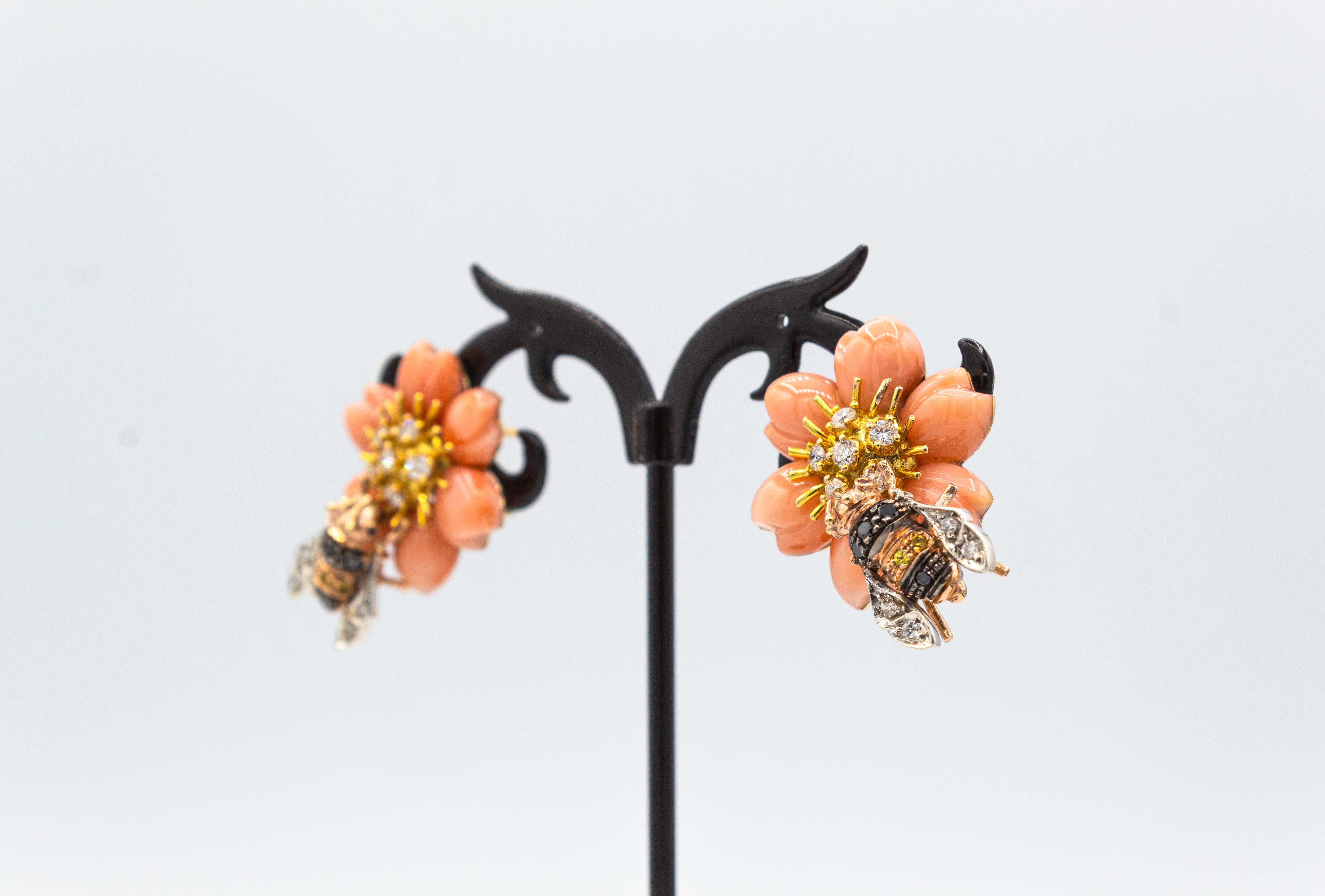 Clips d'oreilles « Bee on Flower » en or jaune, corail rose, diamants et saphirs jaunes en vente 2