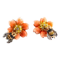 Clips d'oreilles « Bee on Flower » en or jaune, corail rose, diamants et saphirs jaunes