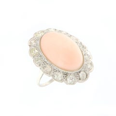 Bague cocktail en or blanc 18 carats avec corail rose et diamants