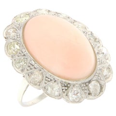 Anillo de cóctel de oro blanco de 18 quilates con diamantes de coral rosa