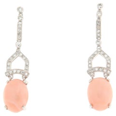 Boucles d'oreilles pendantes en or blanc 18 carats avec corail rose et diamants