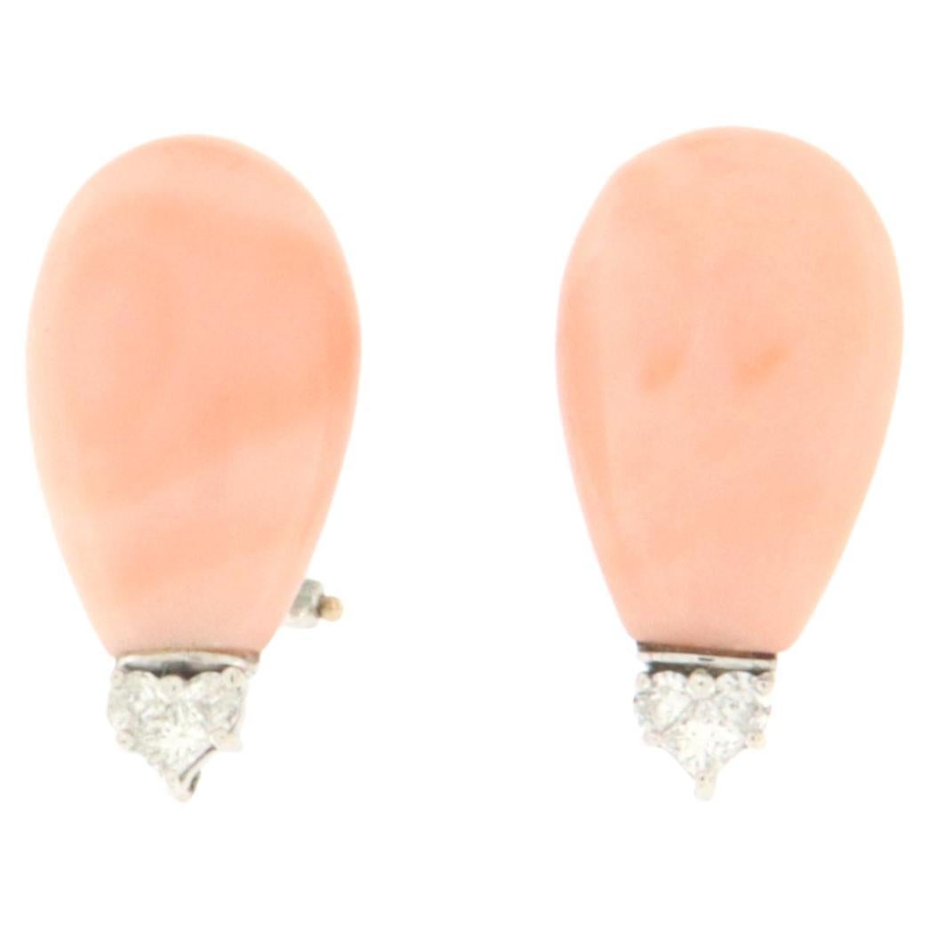 Clous d'oreilles en or blanc 18 carats avec corail rose et diamants
