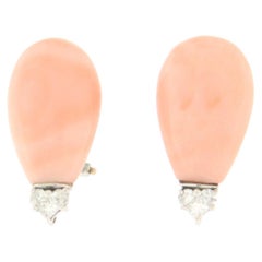 Clous d'oreilles en or blanc 18 carats avec corail rose et diamants