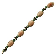 Bracelet mode en or rose, diamants, onyx, agate, émeraude et corail rose