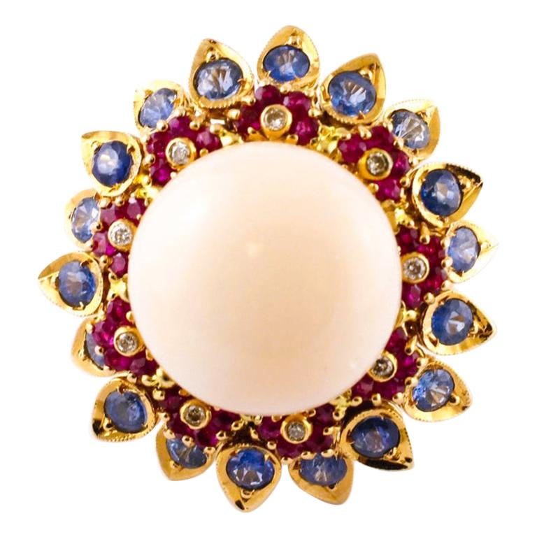 Vintage-Ring aus 14 Karat Roségold mit rosa Koralle, Diamanten, Saphiren, Rubinen und Rubinen