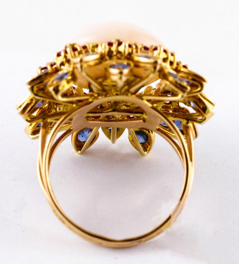 Vintage-Ring aus 14 Karat Roségold mit rosa Koralle, Diamanten, Saphiren, Rubinen und Rubinen (Rundschliff) im Angebot