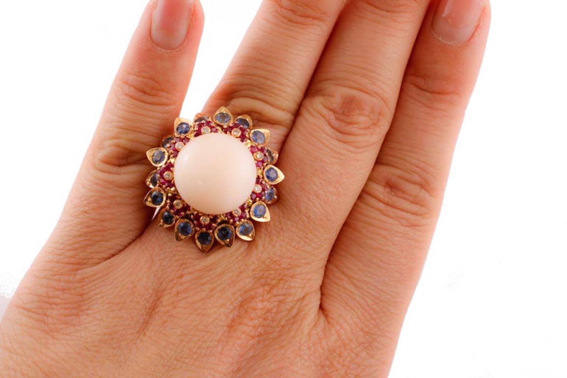 Pink Coral, Diamonds, Sapphires, Rubies, 14 Karat Rose Gold Vintage Ring In Good Condition For Sale In Marcianise, Marcianise (CE)
