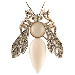 Brosche in Schmetterlingsform aus Weiß- und Roségold mit rosa Korallentropfen, Diamanten, Mondsteinen