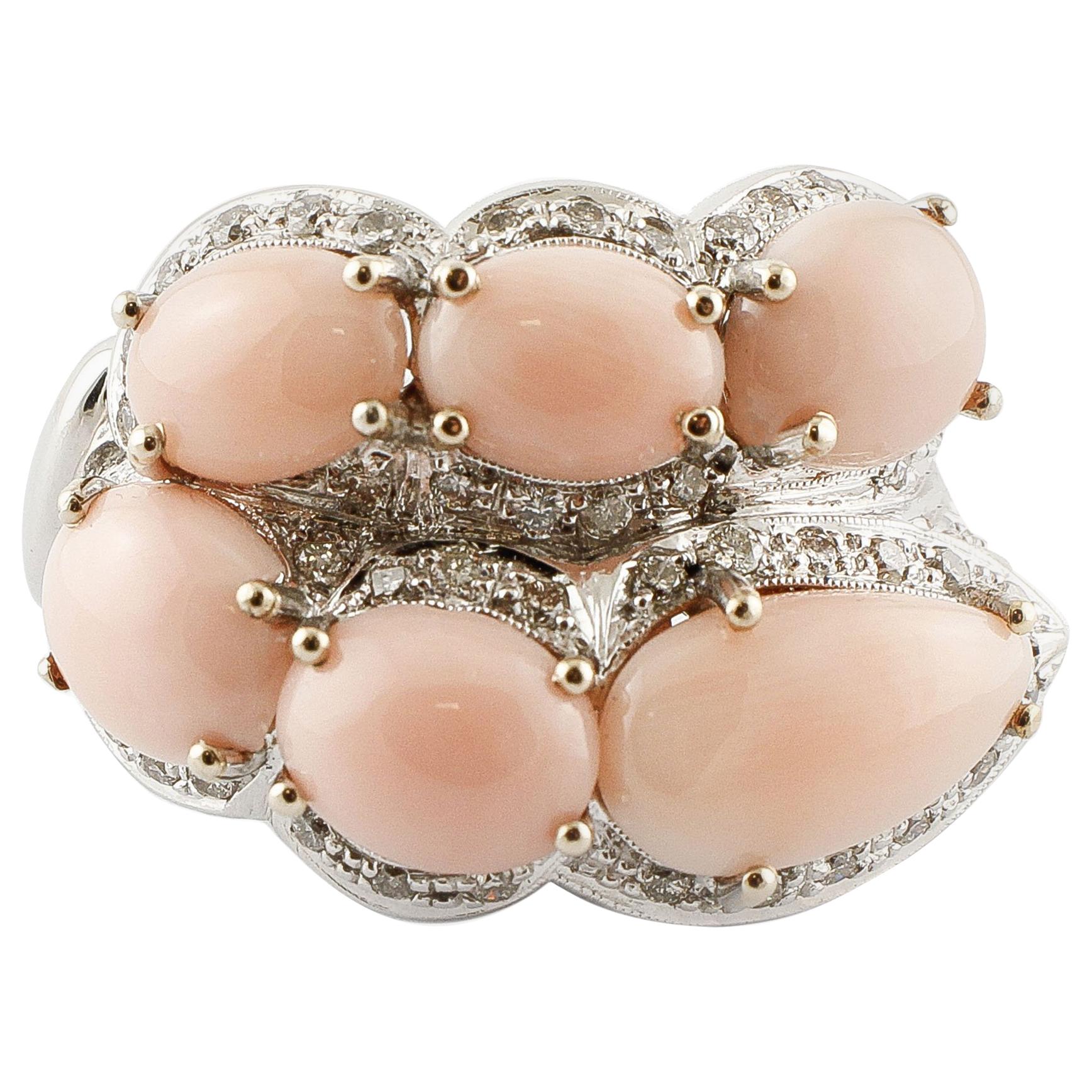 Corail rose  Gouttes, diamants, bague en or blanc