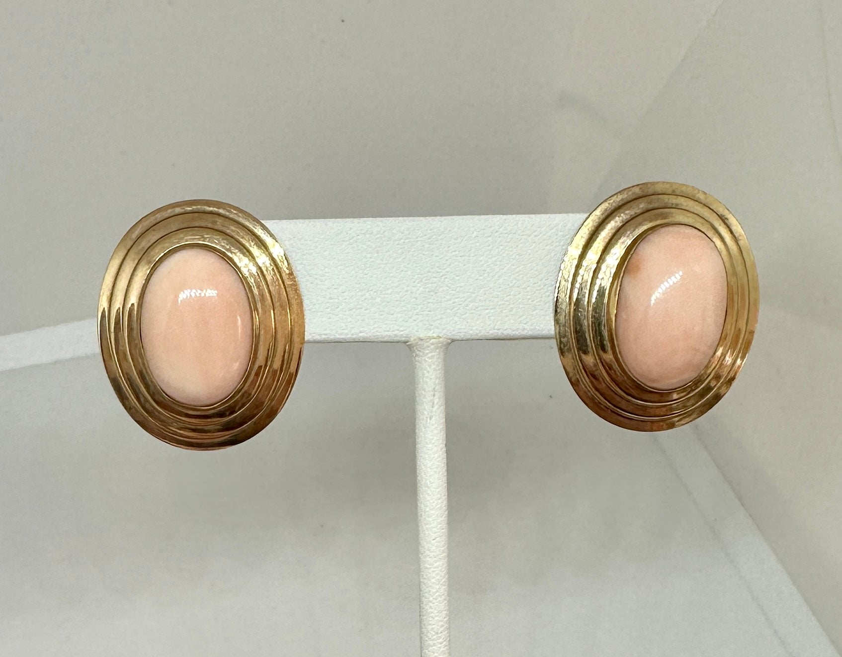 Offrez-vous une paire de boucles d'oreilles spectaculaires et dramatiques en or jaune 14 carats et en corail rose rétro.  Le corail naturel est d'une couleur rose délicate des plus exquises.  Les boucles d'oreilles exquises sont d'une taille