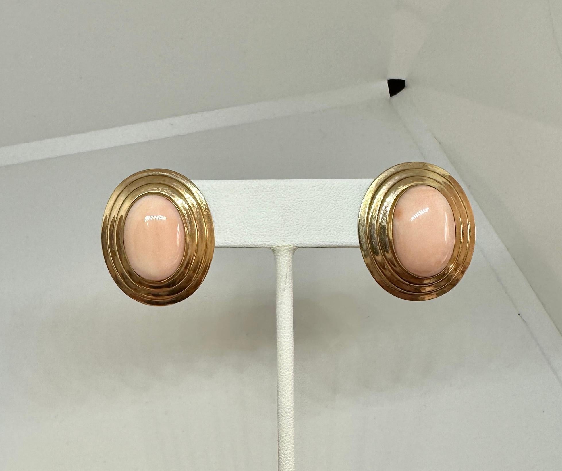 Boucles d'oreilles Corail Rose Or Jaune 14 Karat Antique Retro Large 1.1 Inches Excellent état - En vente à New York, NY