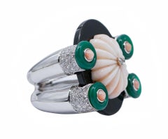 Coral Rosa, Ágata Verde, Ónix, Diamantes Blancos, Anillo en Racimo de Oro Blanco