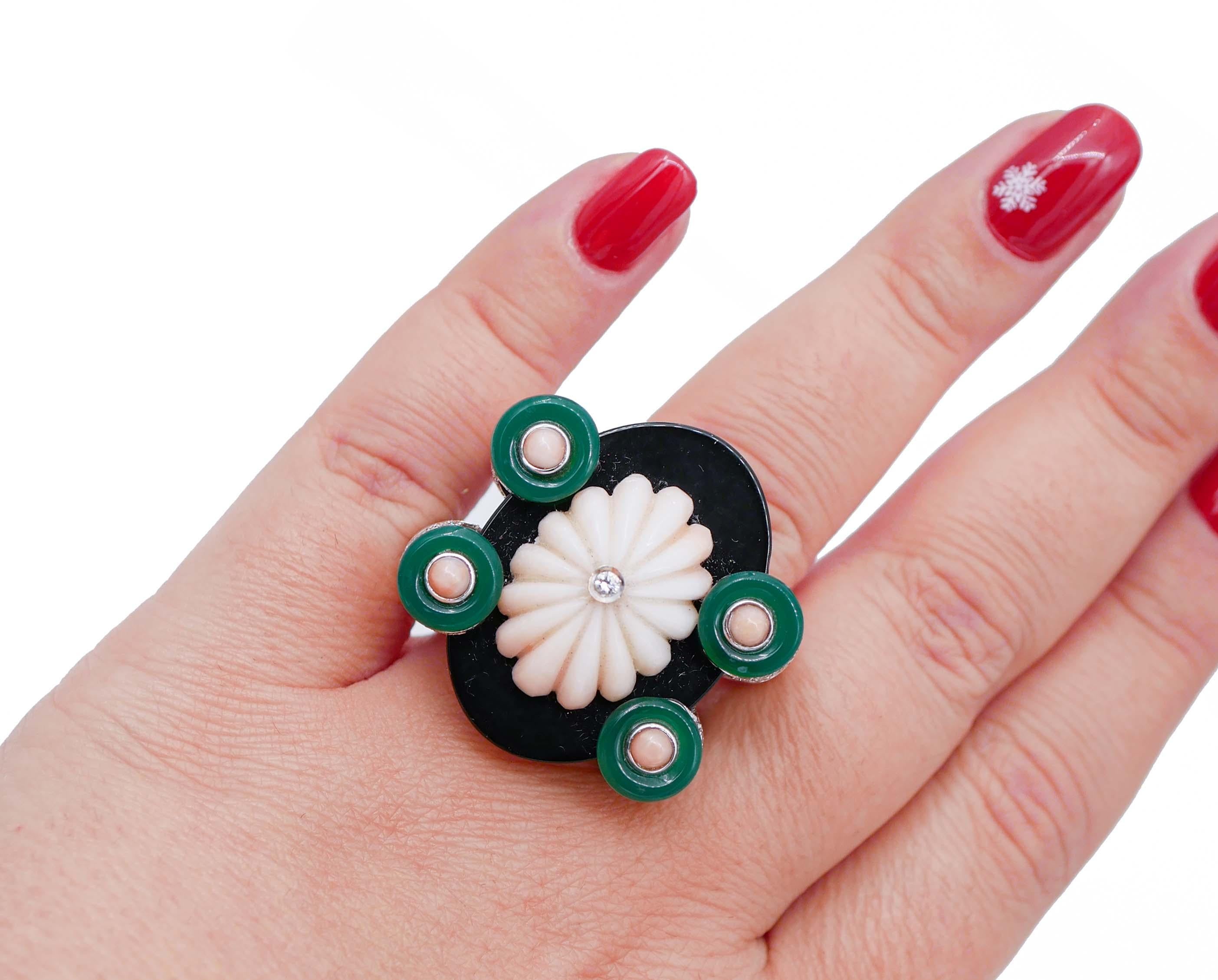 Pink Coral, Green Agate, Onyx, White Diamonds, White Gold Cluster Ring In Good Condition For Sale In Marcianise, Marcianise (CE)