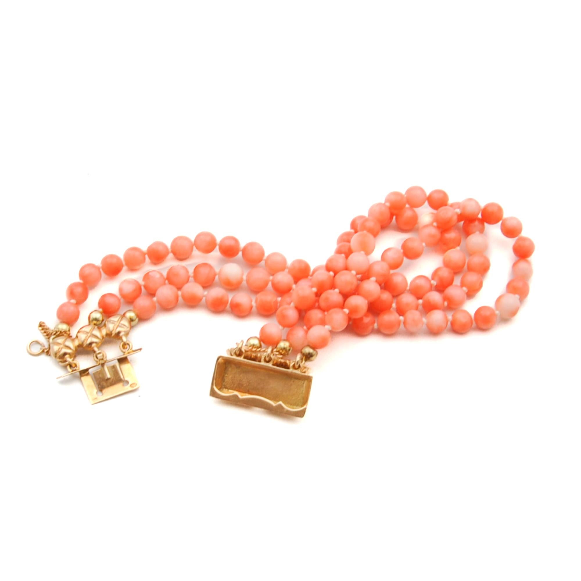 Art Deco Pink Coral Multi-Strand Gold Beaded Bracelet In Good Condition For Sale In Rotterdam, NL