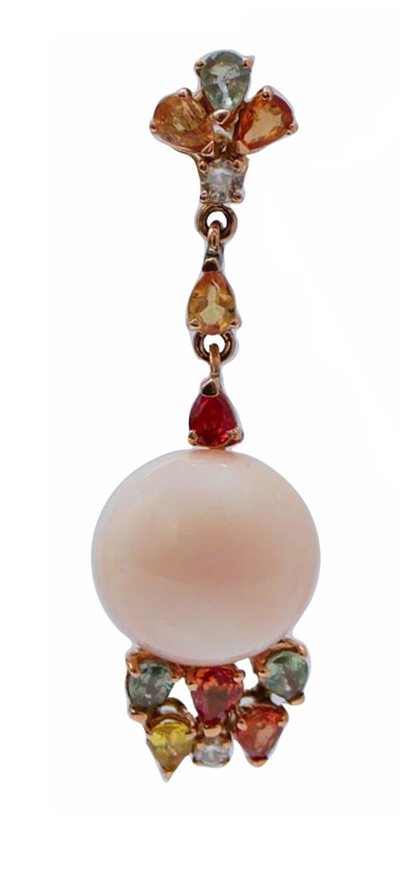 Modische Ohrringe aus 14-karätigem Roségold, besetzt mit mehrfarbigen Saphiren und einer rosa Koralle.
Diese Ohrringe wurden von italienischen Goldschmiedemeistern vollständig von Hand gefertigt und befinden sich in perfektem Zustand.
Diamanten 0,26