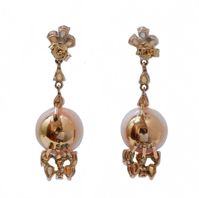 Ohrringe aus 14 Karat Roségold mit rosa Koralle, mehrfarbigen Saphiren, Diamanten und Diamanten. (Retro) im Angebot