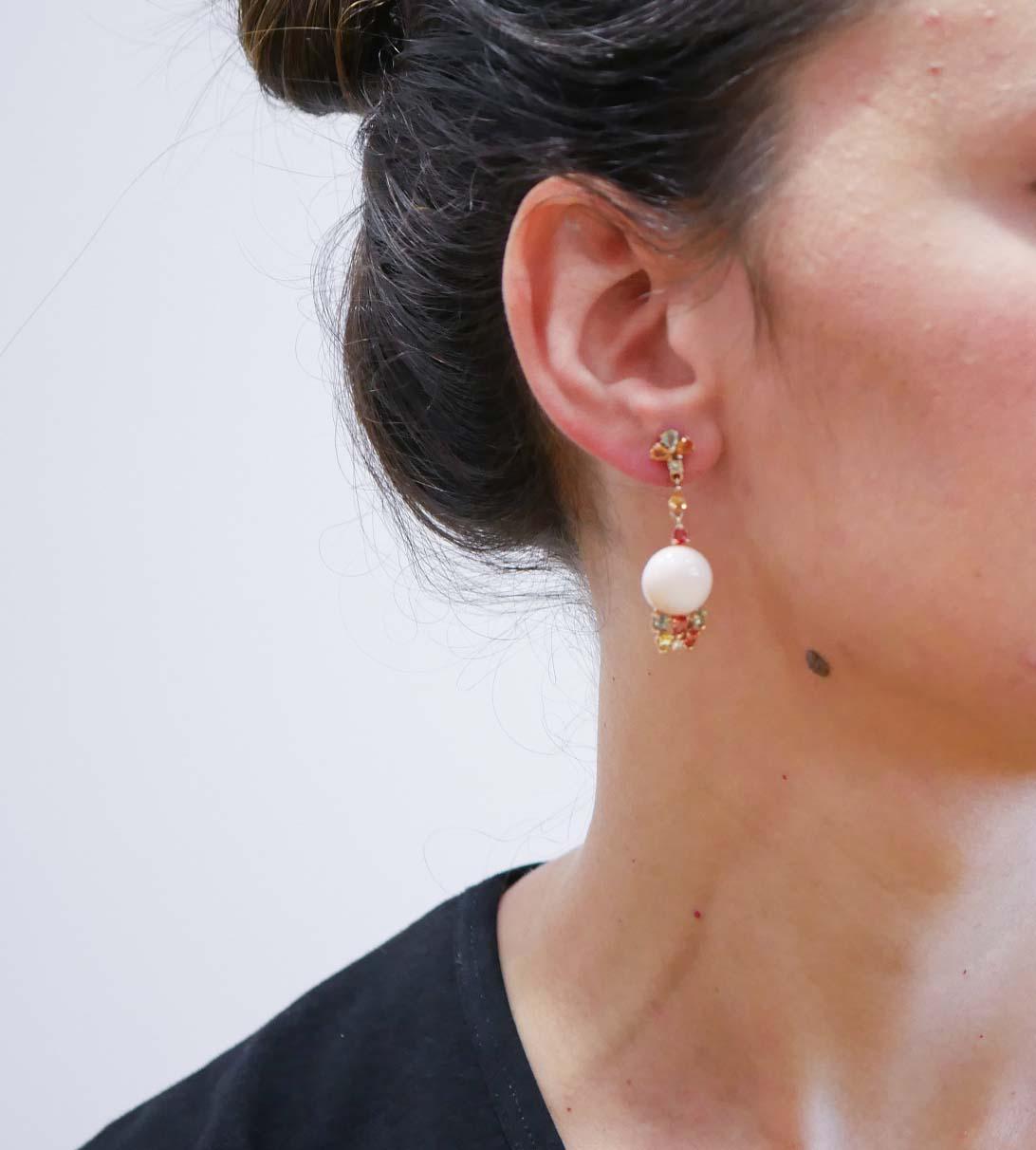 Ohrringe aus 14 Karat Roségold mit rosa Koralle, mehrfarbigen Saphiren, Diamanten und Diamanten. (Gemischter Schliff) im Angebot