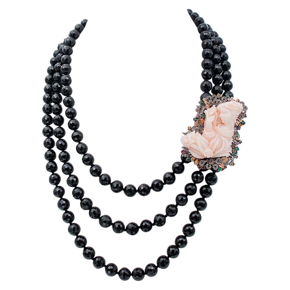 Collier de corail rose, onyx, émeraudes, rubis, saphirs et argent 9 carats