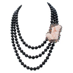 Collier de corail rose, onyx, émeraudes, rubis, saphirs et argent 9 carats