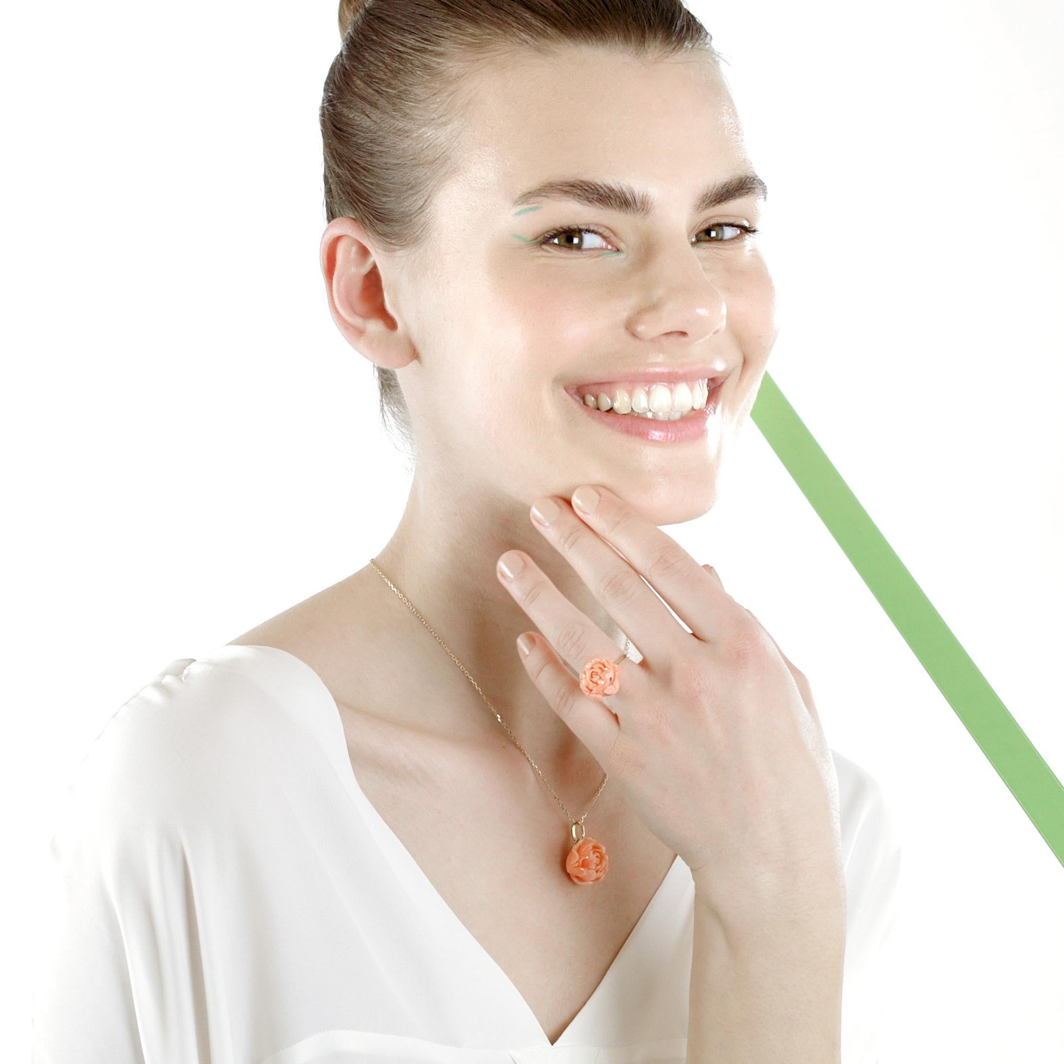 Intini Jewels Collier pendentif en or jaune 18 carats avec fleur en corail rose et rose en vente 11