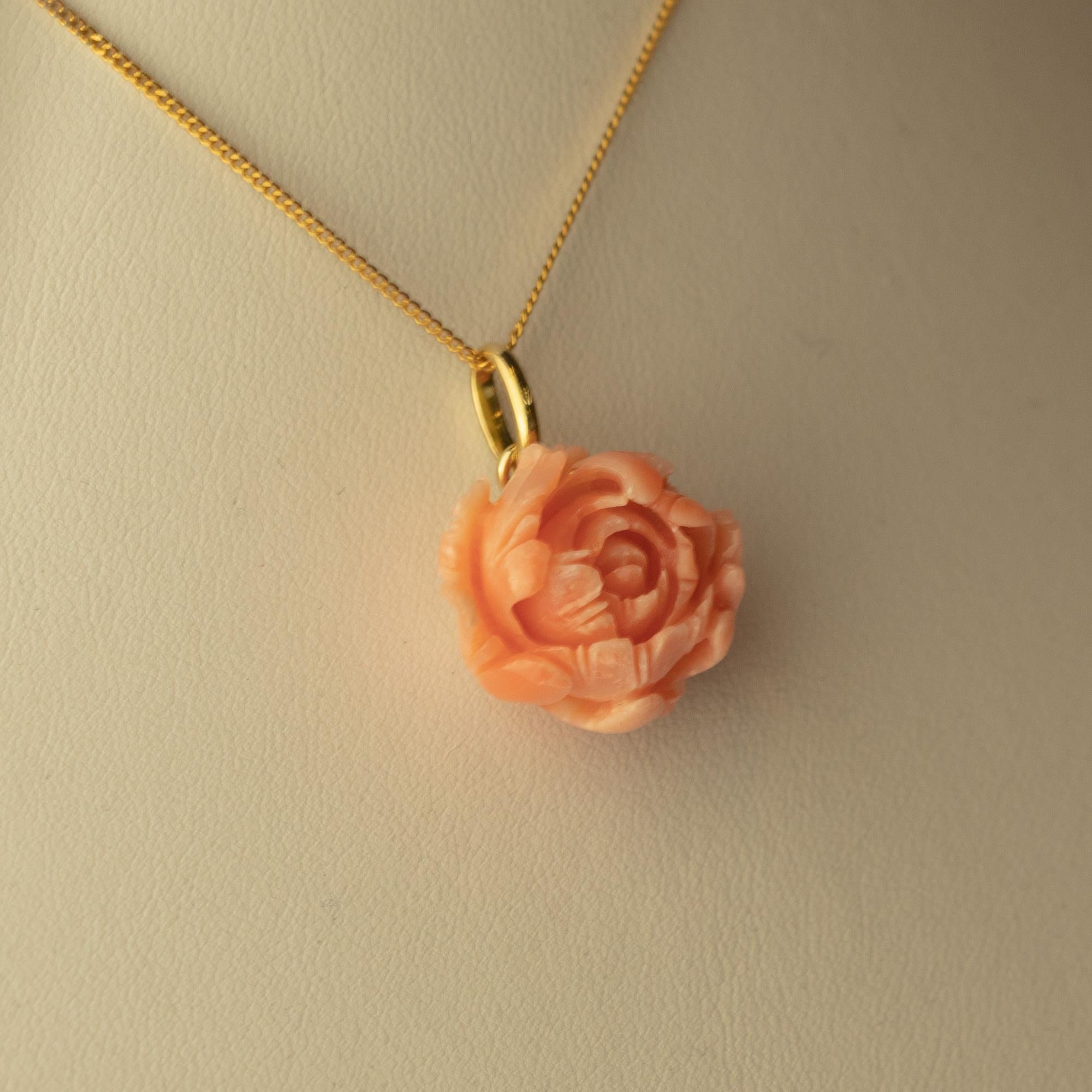 Intini Jewels Collier pendentif en or jaune 18 carats avec fleur en corail rose et rose en vente 3