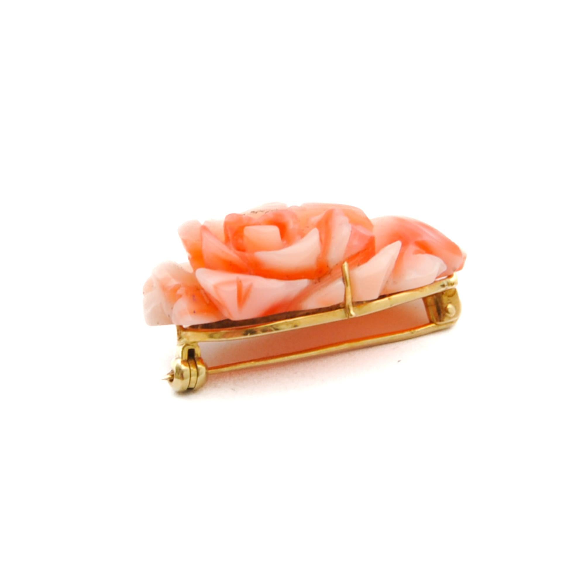 Goldbrosche mit rosa Koralle und Rosenblume geschnitzt im Zustand „Gut“ im Angebot in Rotterdam, NL