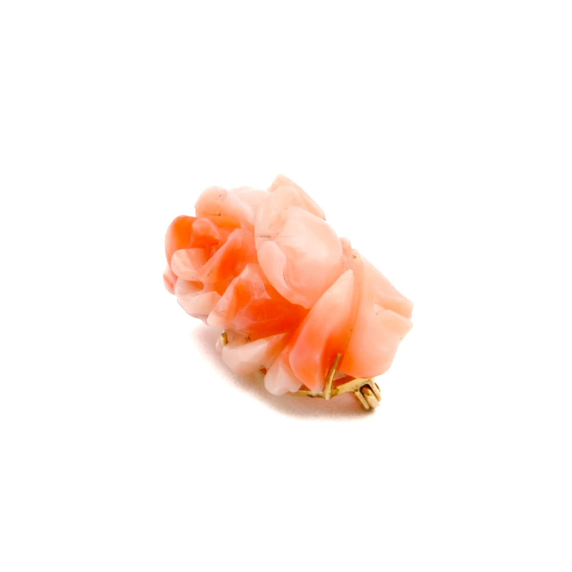 Goldbrosche mit rosa Koralle und Rosenblume geschnitzt im Angebot 1