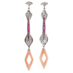 Corallo rosa, rubini, diamanti, orecchini pendenti in platino.
