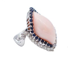 Ring aus 14 Karat Weißgold mit rosa Koralle, Saphiren, Diamanten
