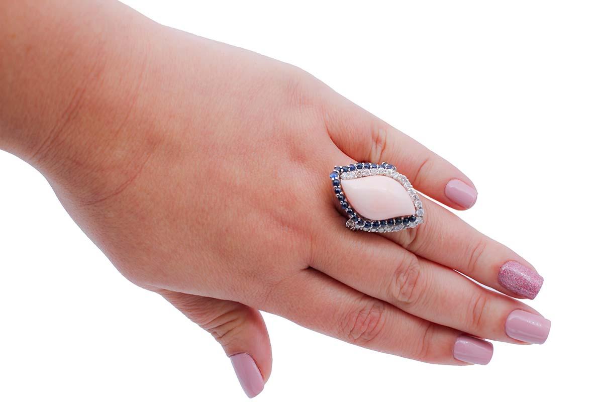 Ring aus 14 Karat Weißgold mit rosa Koralle, Saphiren, Diamanten im Zustand „Gut“ im Angebot in Marcianise, Marcianise (CE)
