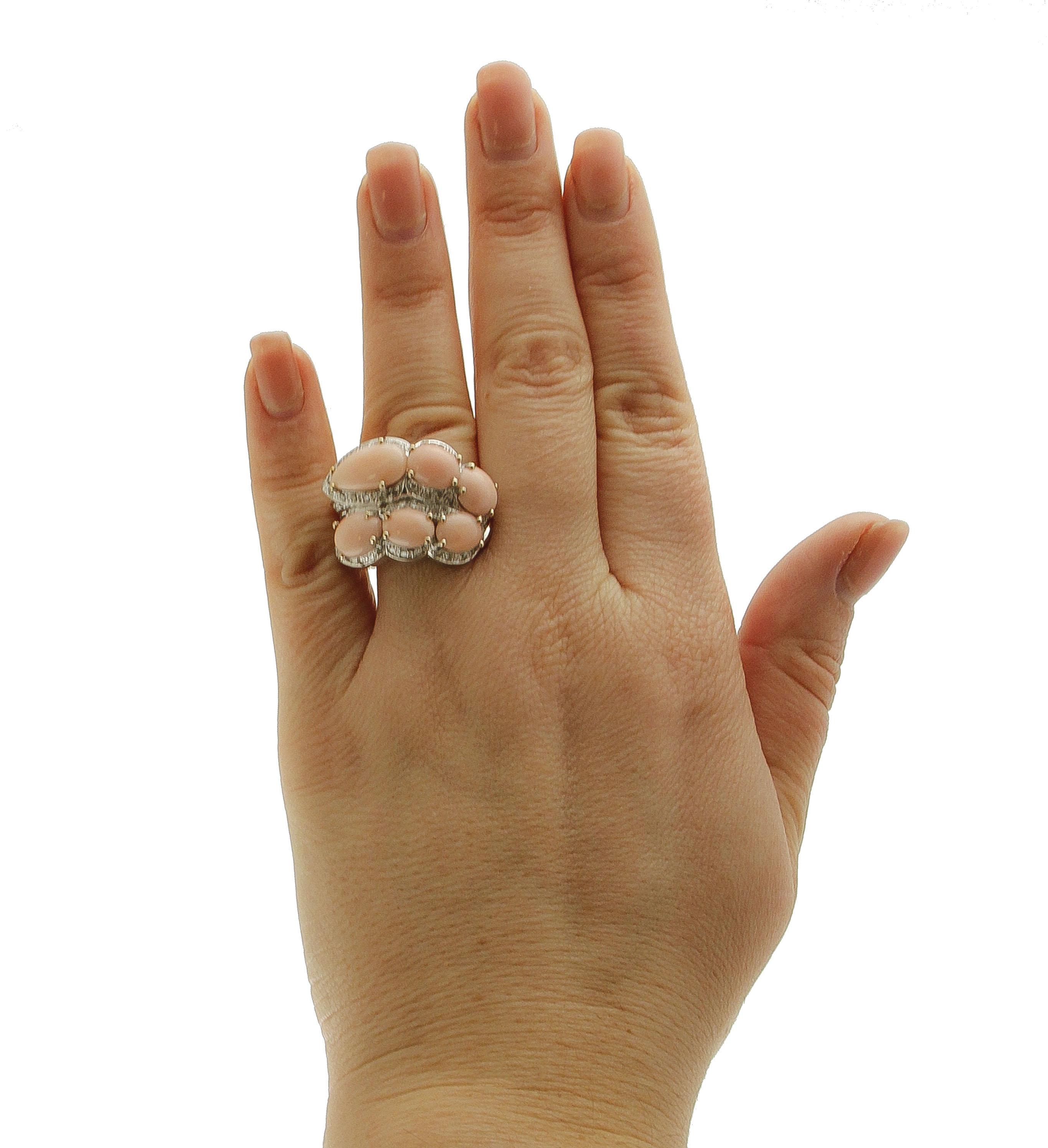 Corail rose  Gouttes, diamants, bague en or blanc en vente 1