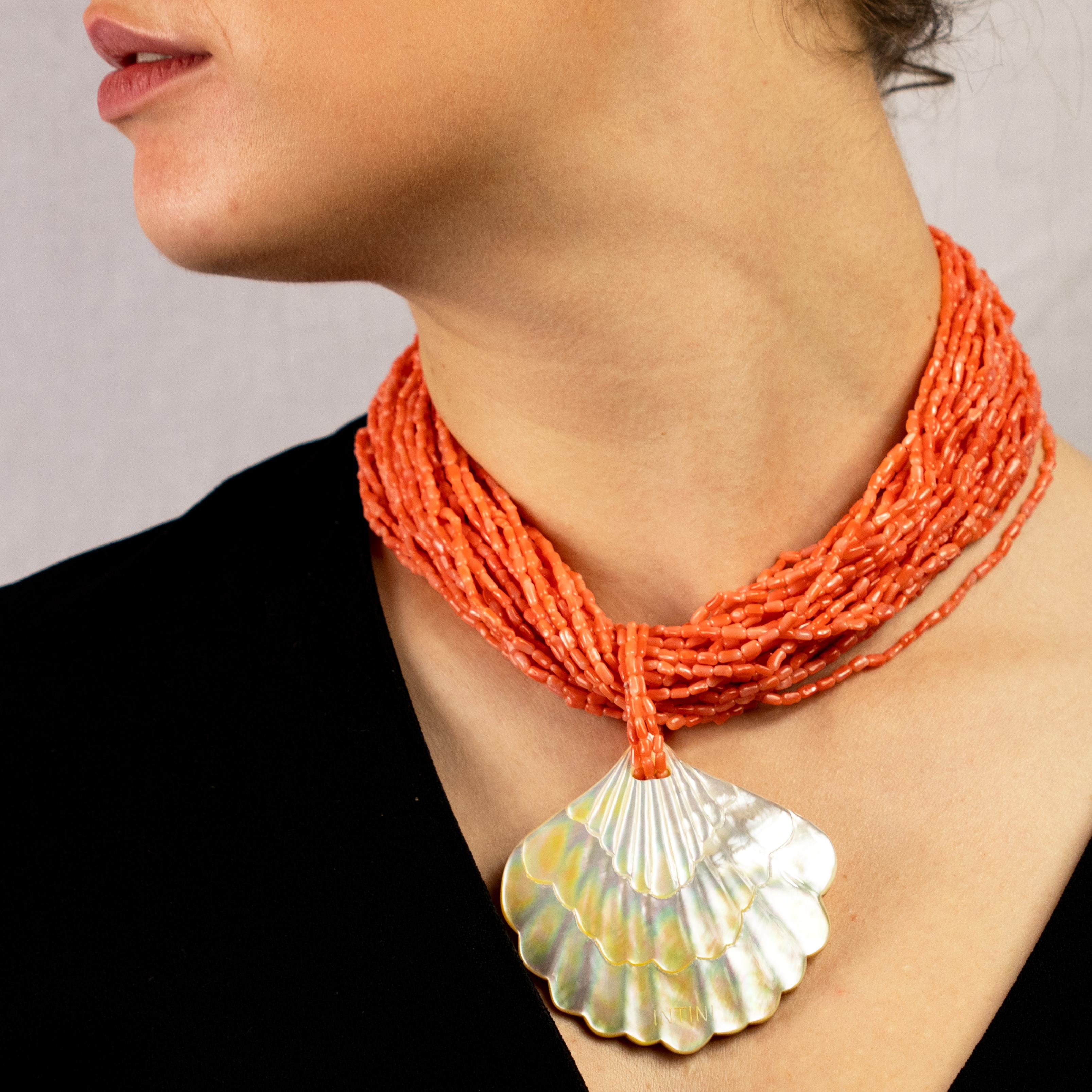 Elegante e minimalista collana unica con corallo rosa e ciondolo in madreperla a forma di conchiglia. 

Questo design è ispirato alle sirene. Creature conosciute nella mitologia come esseri mistici che significano vita e fertilità nell'oceano. In