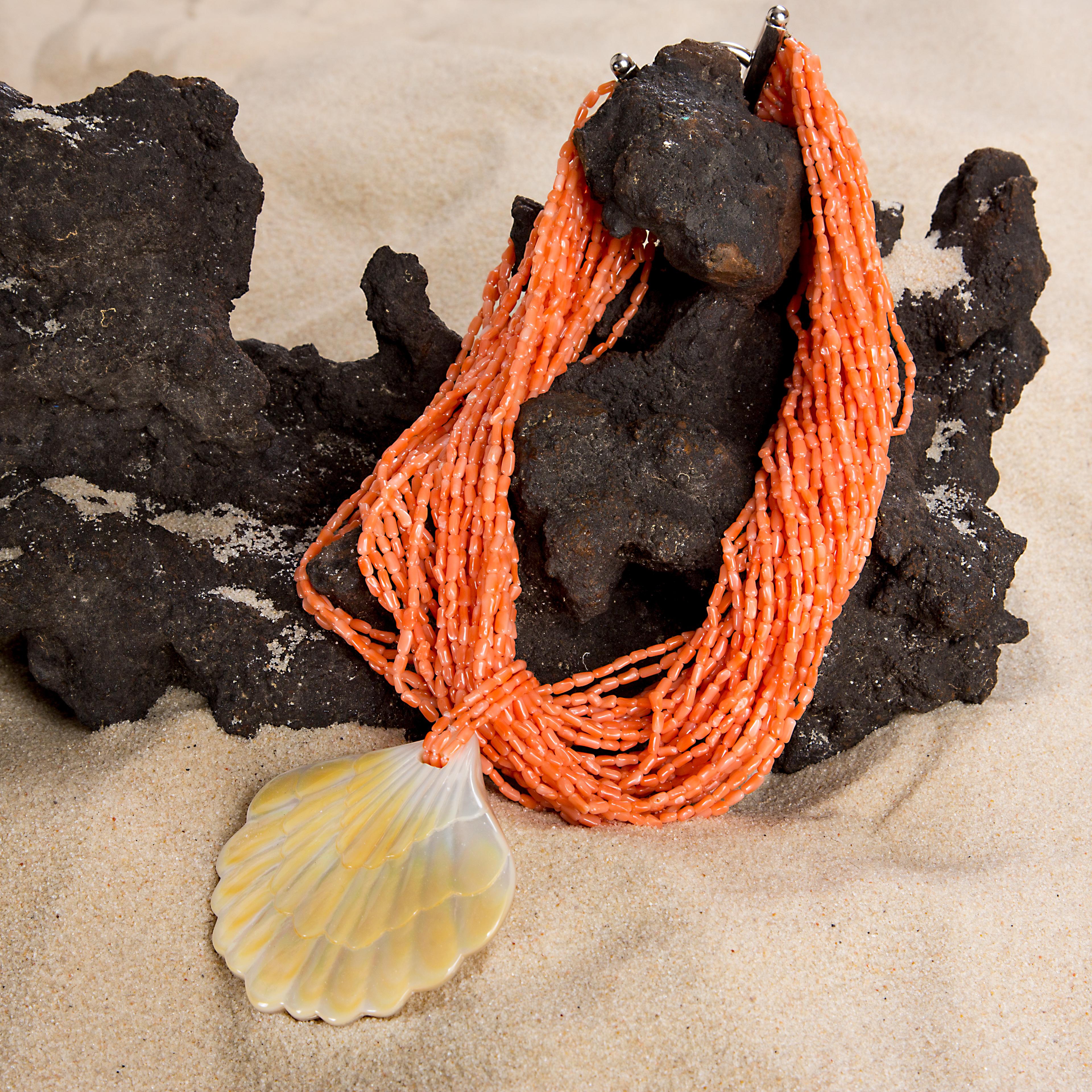 Art Déco Ciondolo a forma di conchiglia di corallo rosa Madreperla in argento 925 Collana chic con perline in vendita