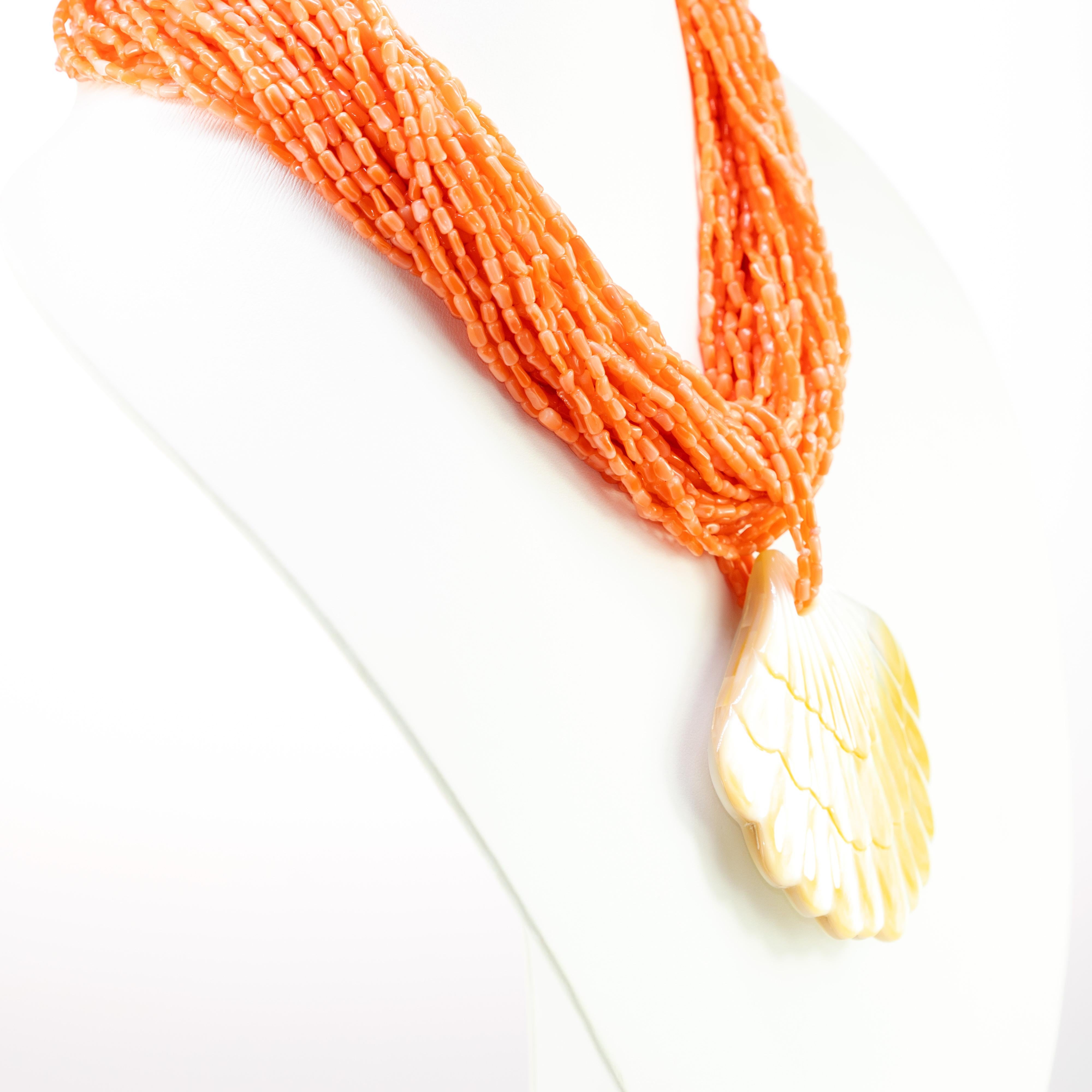 Ciondolo a forma di conchiglia di corallo rosa Madreperla in argento 925 Collana chic con perline In condizioni Nuovo in vendita a Milano, IT