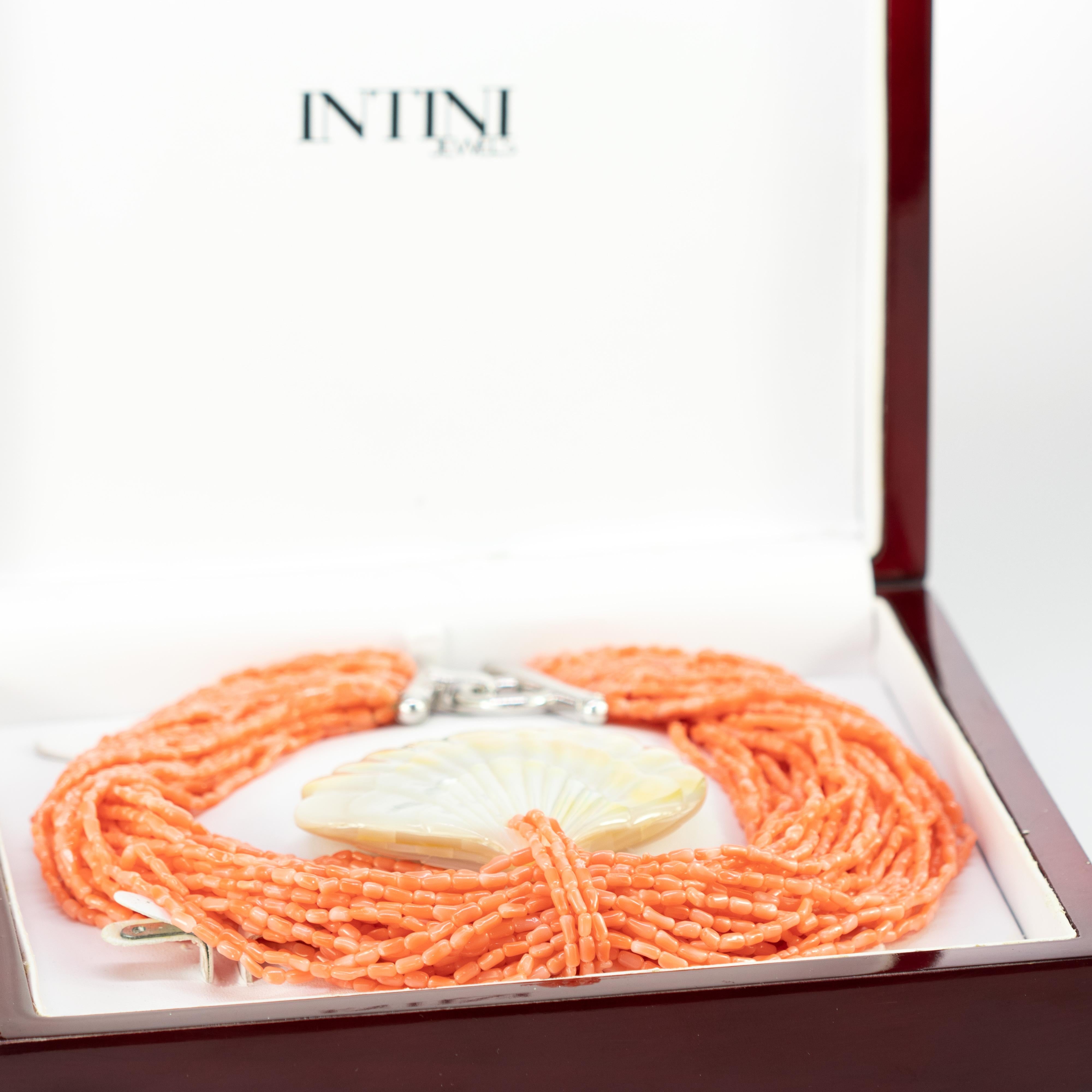 Ciondolo a forma di conchiglia di corallo rosa Madreperla in argento 925 Collana chic con perline in vendita 1