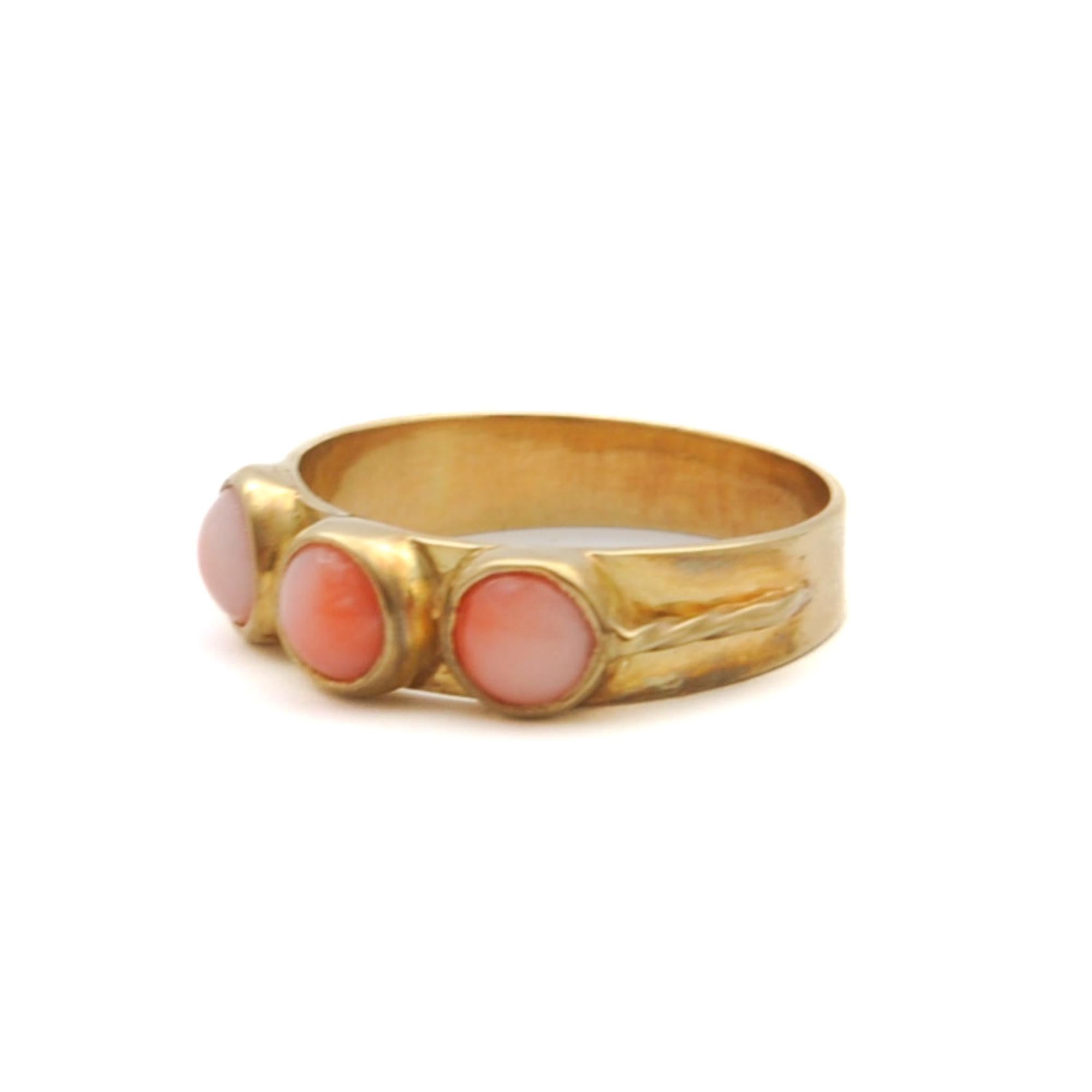 Round Cut Vintage Pink Coral Triple Cabochon Stone 14k Gold Band Ring For Sale