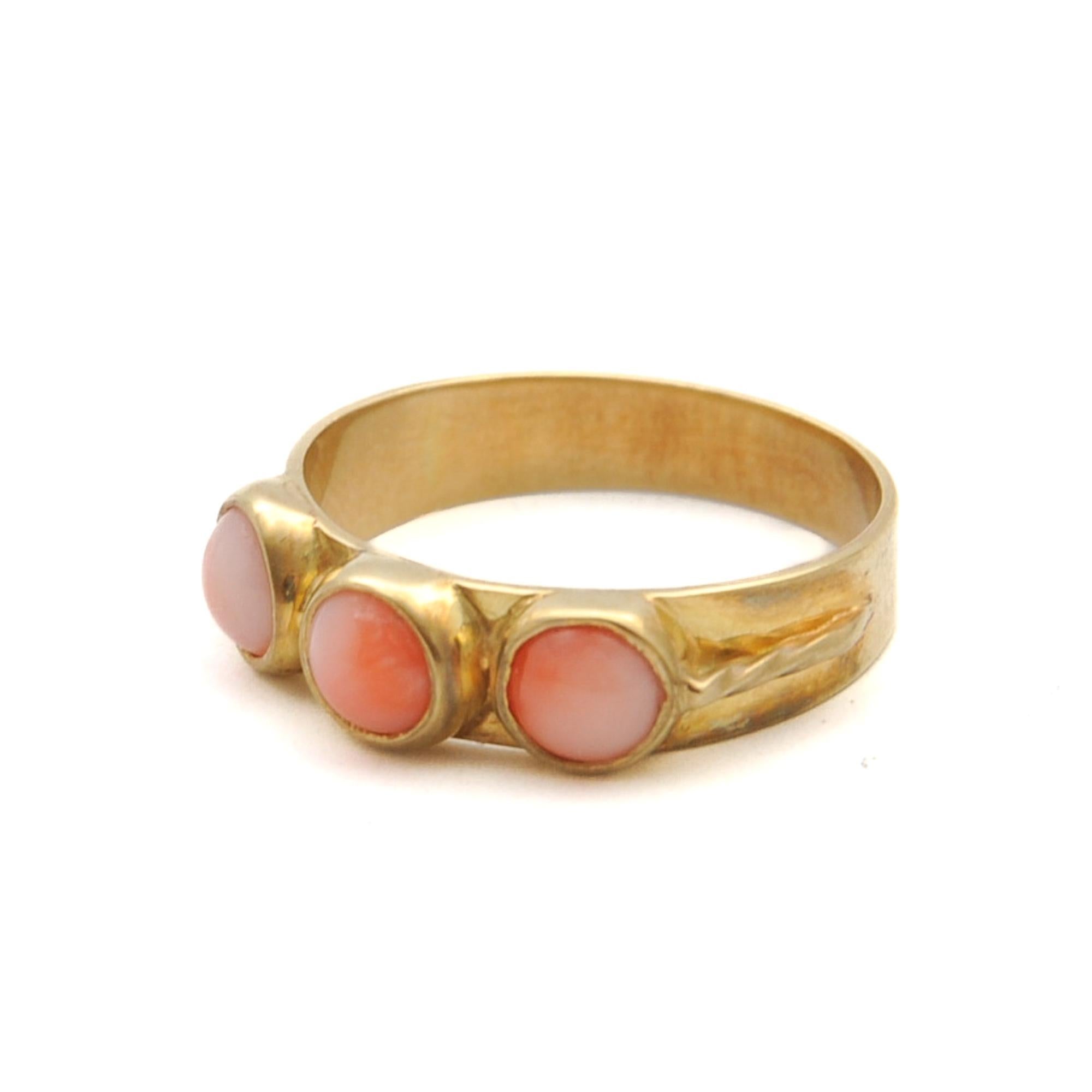 Women's or Men's Vintage Pink Coral Triple Cabochon Stone 14k Gold Band Ring For Sale