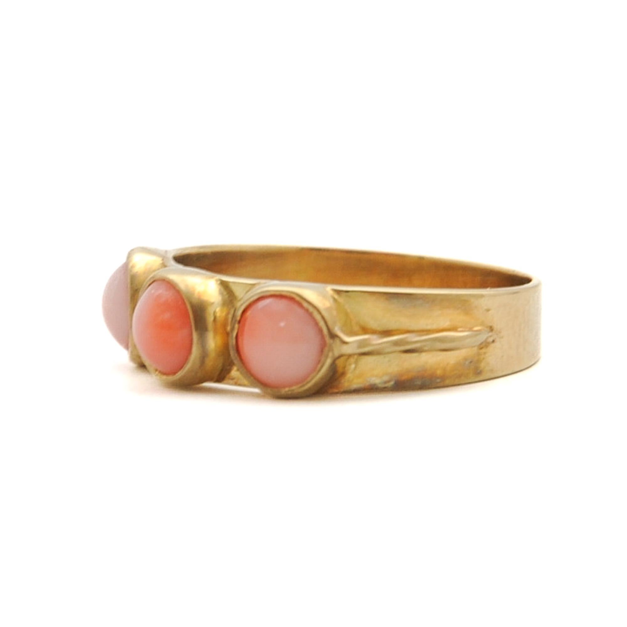 Vintage Pink Coral Triple Cabochon Stone 14k Gold Band Ring For Sale 1
