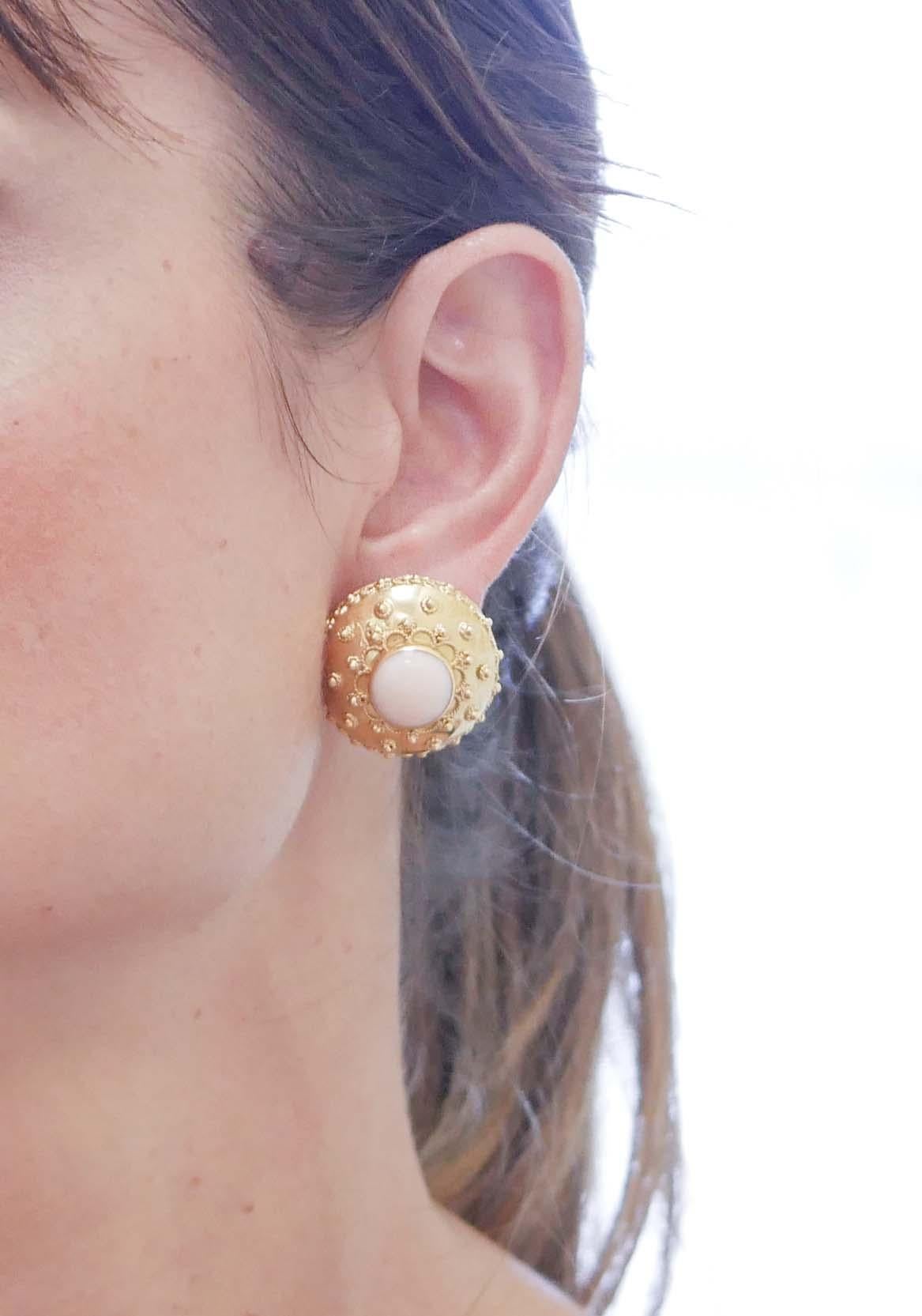 Ohrringe aus 18 Karat Gelbgold mit rosa Koralle im Zustand „Gut“ im Angebot in Marcianise, Marcianise (CE)