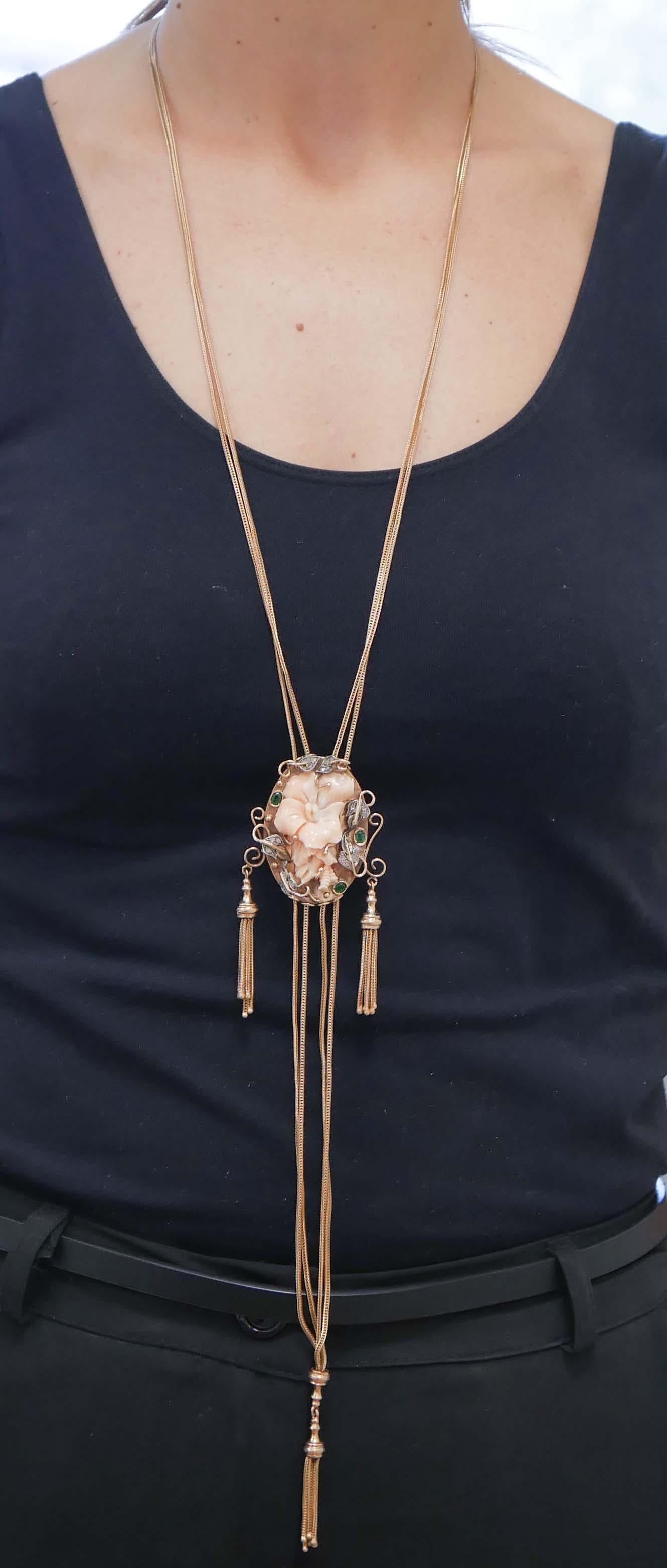 Halskette aus 14 Karat Roségold und Silber mit rosa Koralle, Smaragden, Diamanten. Damen im Angebot