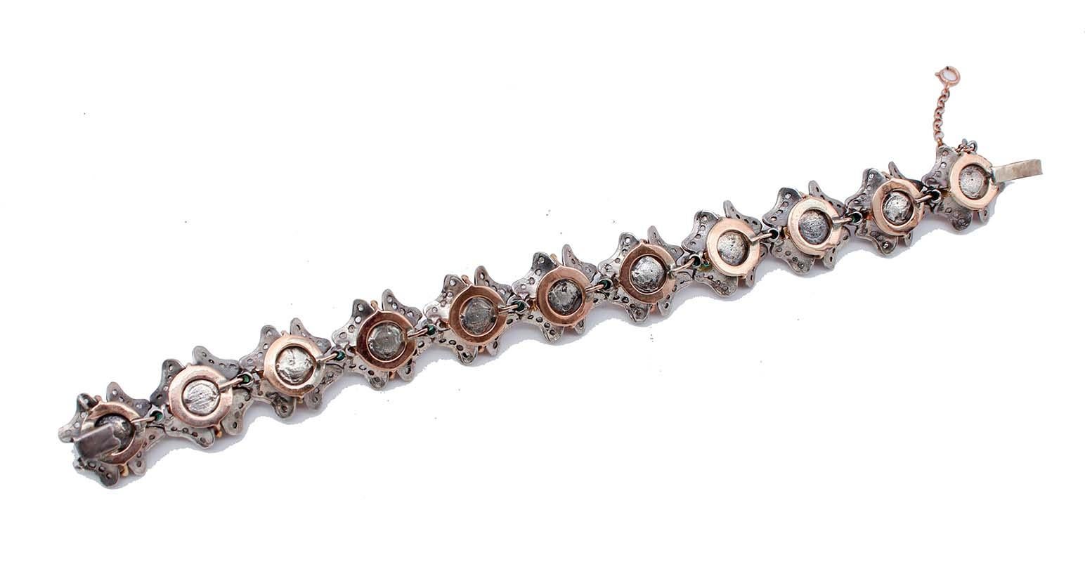 Rétro Bracelet en or rose 9 carats, fleurs, diamants, émeraudes et corail rose en vente