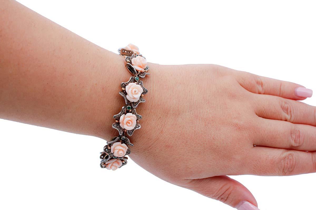 Taille mixte Bracelet en or rose 9 carats, fleurs, diamants, émeraudes et corail rose en vente