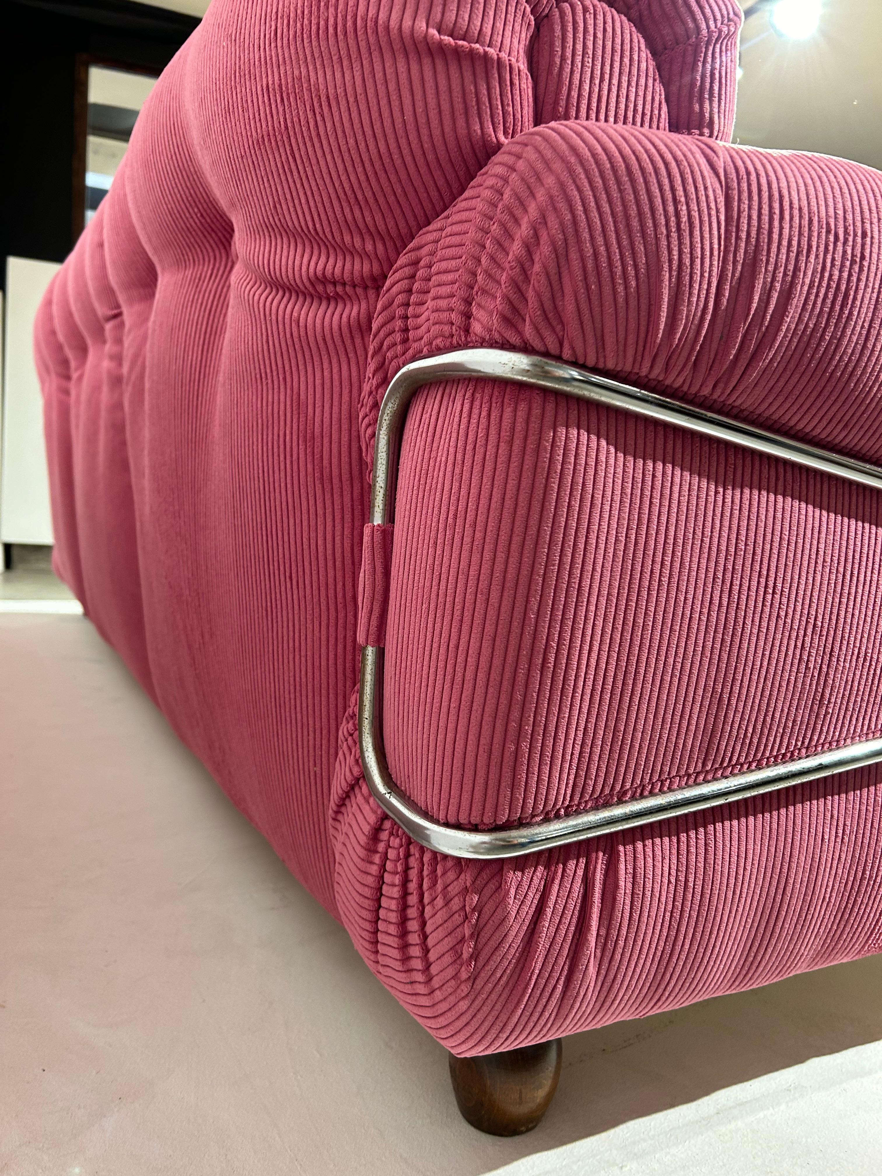 Rosa Kordsofa von Piazzesi mit Metallgestell. Wir haben auch 2 passende Sessel aus gelbem Samt im Angebot.