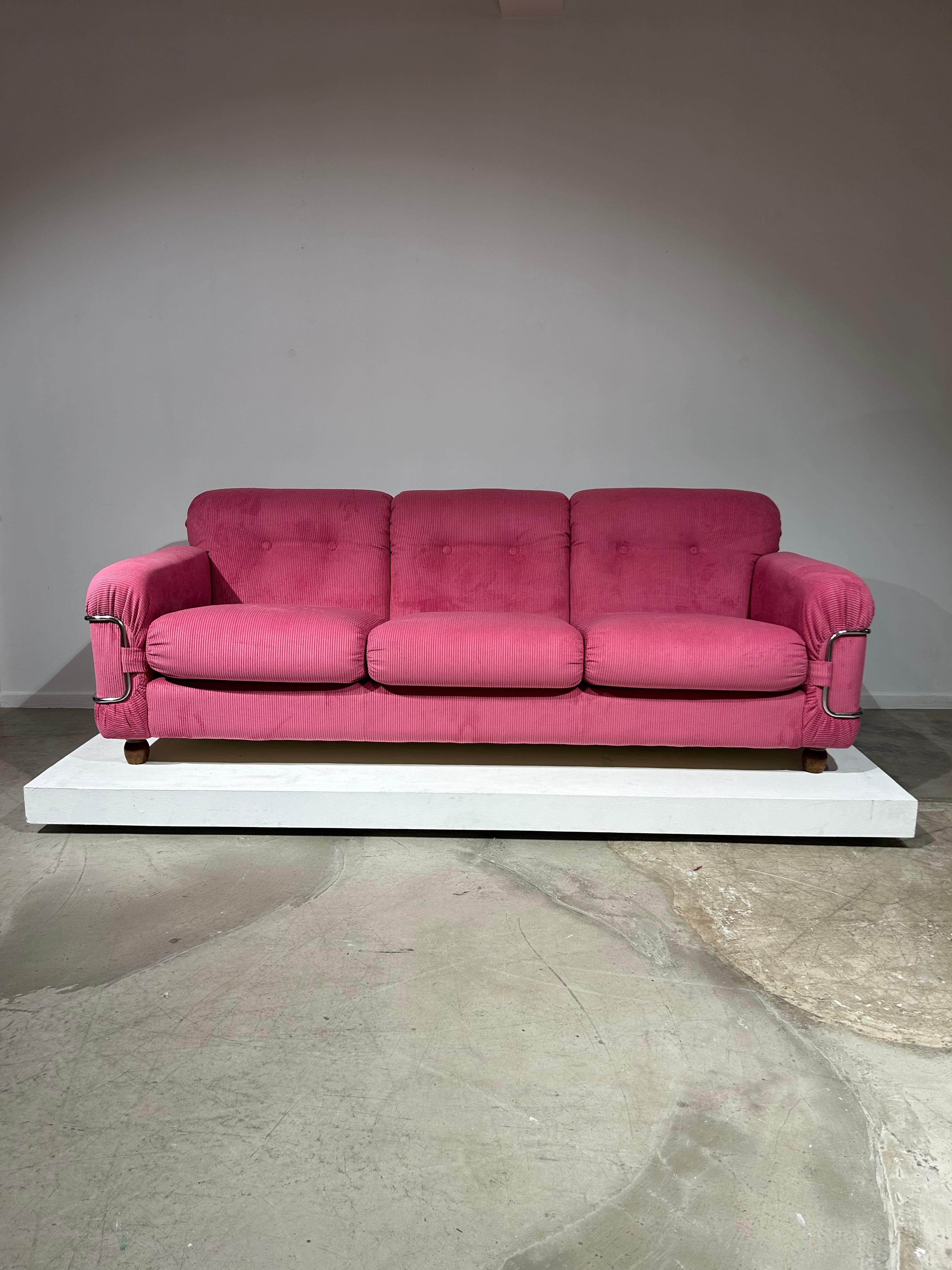 Rosa Korduroy-Sofa von Piazzesi im Zustand „Gut“ im Angebot in Brussel, BE