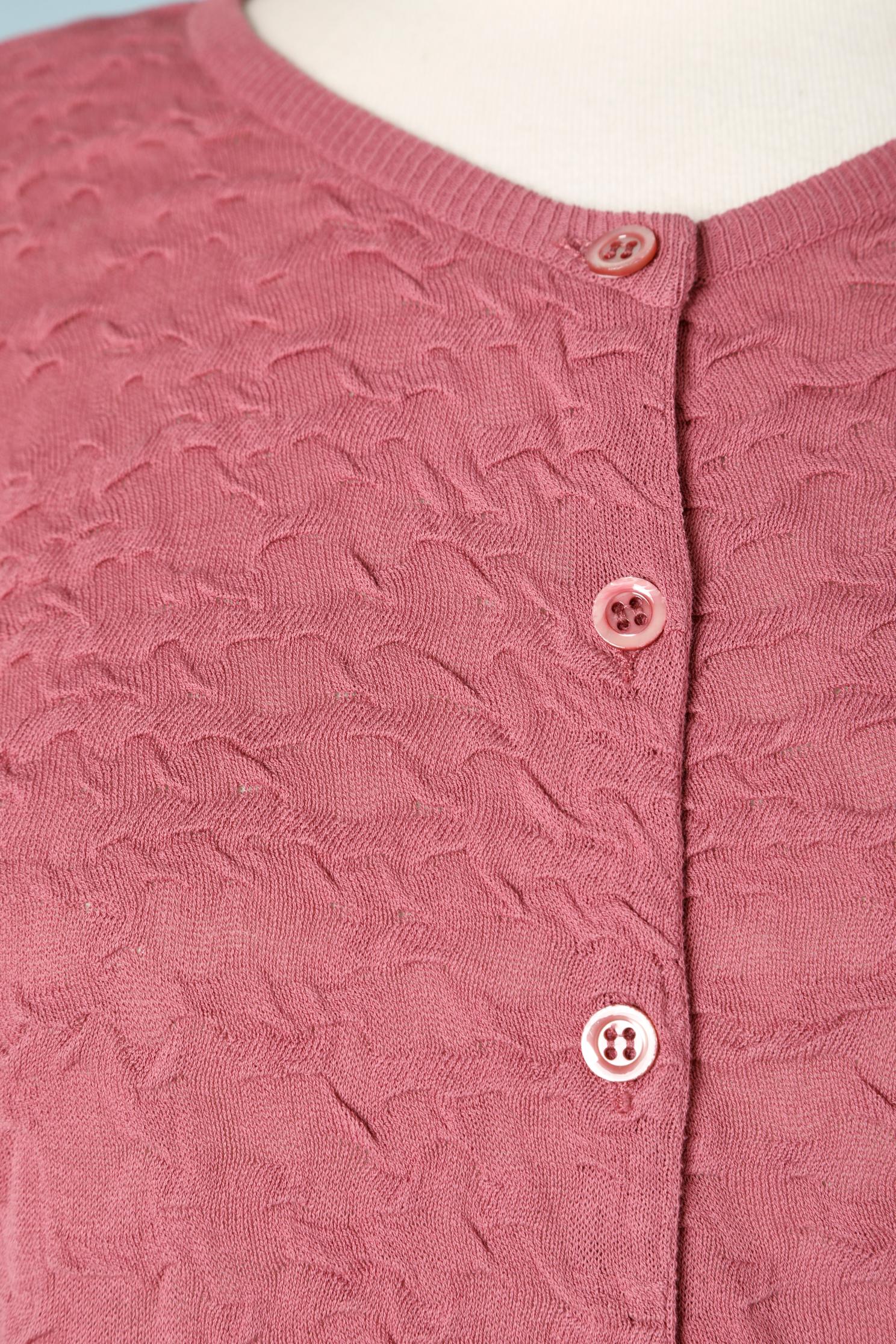 Rosa Baumwollstrickjacke mit Knopf und Knopflochverschluss in der vorderen Mitte. 
Ein zusätzlicher Knopfverschluss. 
SIZE 38 (Fr) M 
