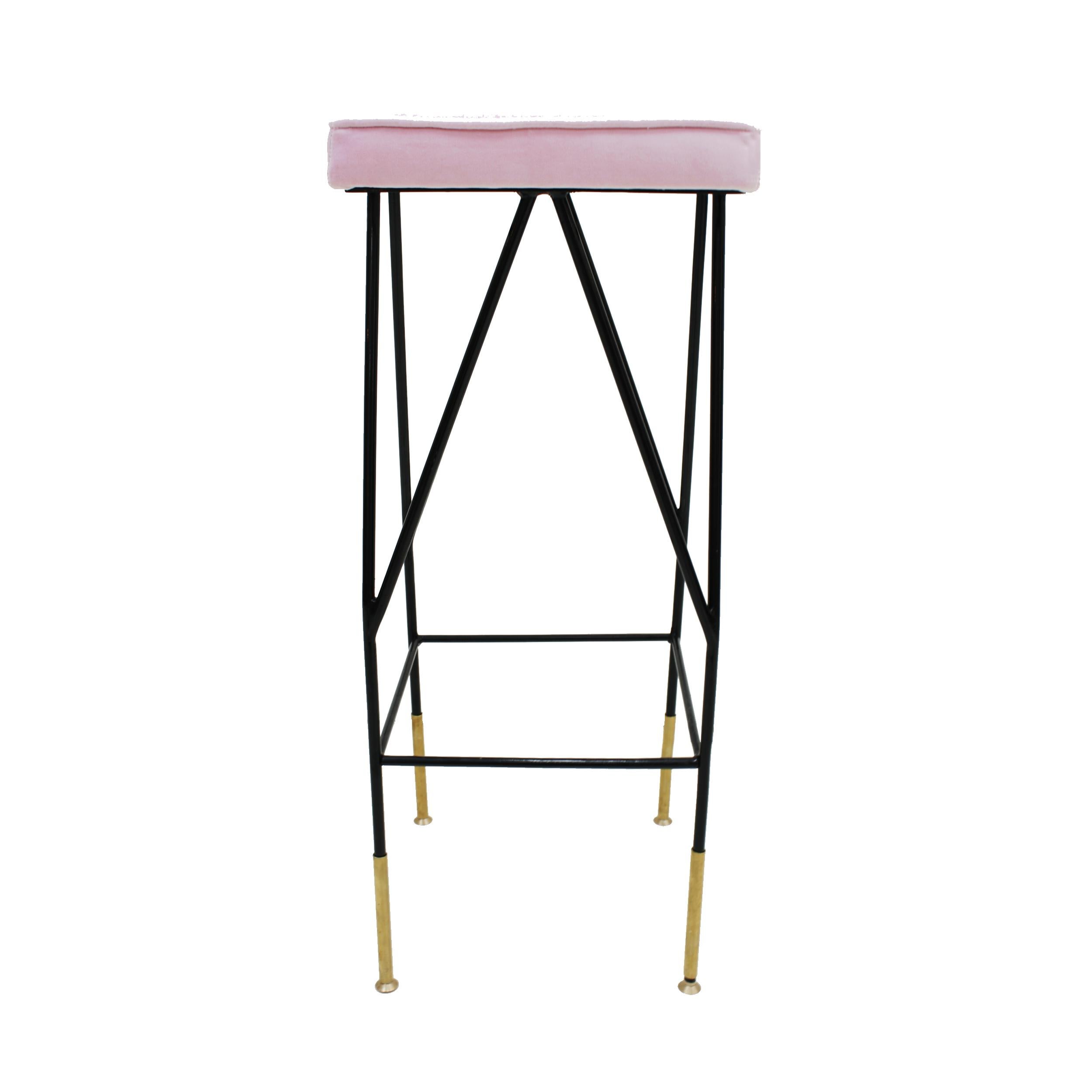 Los taburetes diseñados por India Mahdavi y editados por Pierre Frey combinan la artesanía elegante con el estilo contemporáneo. Presentan una estructura duradera de metal lacado en negro, complementada con detalles de latón que le dan un toque de